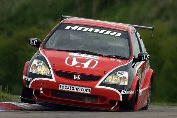 2002 British Touring Car Championship Thruxton, England. 5th-6th May 2002. Alan Morrison pushes hard to move up the final order with his Civic Type-R. Photo: Paul Dowker / LAT Photographic World LAT PHOTOGRAPHIC 8.9MB Digital File Only