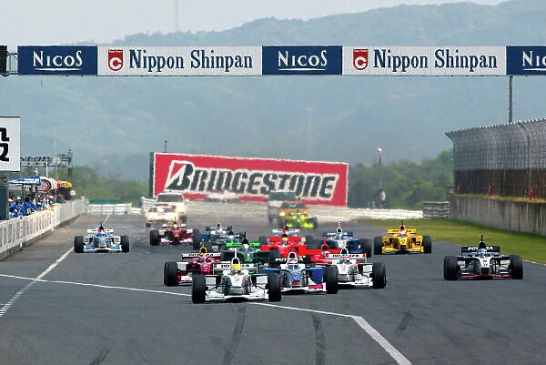 2002 Formula Nippon Championship Mine, Japan. 19th May 2002. Start of the race. World Copyright: Yasushi Ishihara / LAT Photographic ref: Digital Image Only