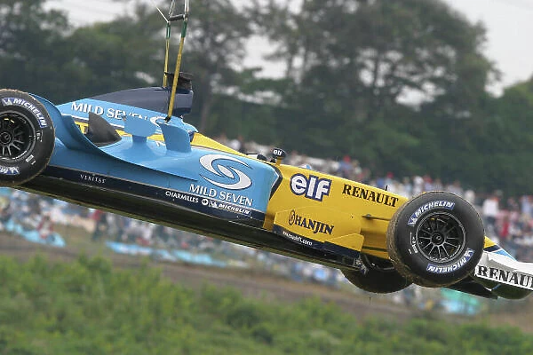 2003 Japanese Grand Prix - Saturday Qualifying, Suzuka, Japan. 11th October 2003. Fernando Alonso, Renault R23, engine failure. World Copyright LAT Photographic. Digital Image Only