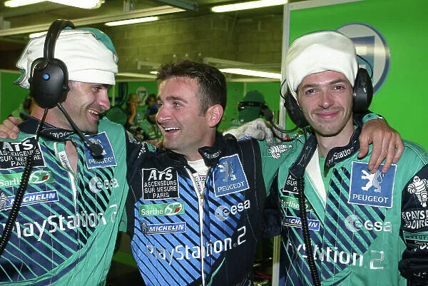 2003 Le mans 24 Hours Le Mans, France. 11th June 2003 Nicolas Minassian, jokes with team mechanics. World Copyright: Mike Weston / LAT Photographic ref: Digital Image Only
