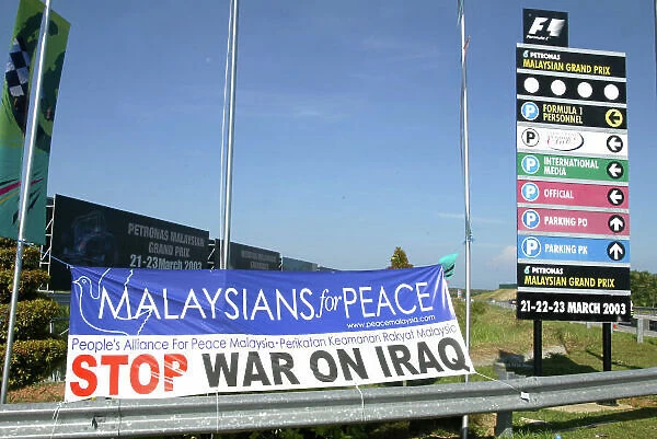 2003 Malaysian Grand Prix - Sunday race, Sepang, Malaysia. 23nd March 2003 Malaysians for peace sign. World copyright LAT Photographic. ref: Digital image