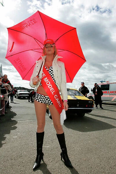 2004 Australian V8 Supecars. Symmons Plain Raceway, Tasmania. November 14th. A Grid girl poses for the camera. World copyright:Mark Horsburgh / LAT Photographic. Ref:Digital Image Only