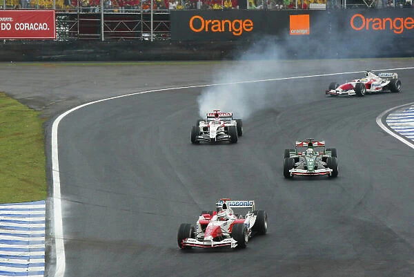 2004 Brazilian Grand Prix-Sunday Race, Sao Paulo, Brazil. 24th October 2004. Race action. World Copyright LAT Photographic / Martyn Elford. Digital Image only (a high res version is available on request)