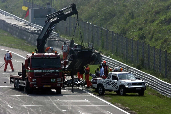 2004 DTM Championship Zandvoort, Netherlands. 4th - 5th September. Peter Dumbreck (OPC Phoenix Opel Vectra GTS) wrecked car isrecovered after his huge crash. World Copyright: Andre Irlmeier / LAT Photographic ref: Digital Image Only