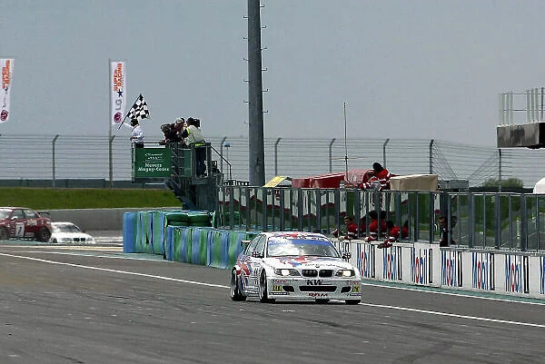 2004 European Touring Car (ETCC) Championship Magny-Cours, France. 1st - 2nd May 2004. Race 2 winner Andy Priaulx (BMW 320i), takes the chequered flag. World Copyright: Photo4 / LAT Photographic ref: Digital Image Only