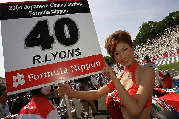 2004 Formula Nippon Championship Sugo, Japan. 1st August 2004 Grid girl for Richard Lyons. World Copyright: Yasushi Ishihara / LAT Photographic ref: Digital Image Only