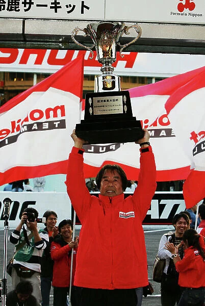 2004 Formula Nippon Championship Suzuka, Japan. 7th November 2004. 2004 Team Champions kazuyoshi Hoshino, team director of mobilecast IMPUL, with trophy. World Copyright: Yassushi Ishihara / LAT Photographic ref: Digital Image Only