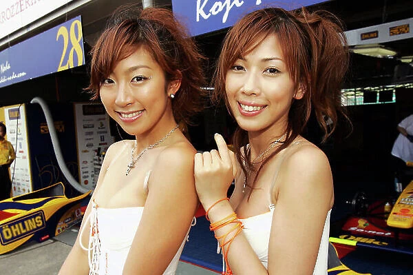 2004 Japanese Formula Nippon Championship Rd 4, Suzuka, Japan. 4th July. Grid Girls World Copyright: Ishihara / LAT Photgraphic ref: Digital Image Only