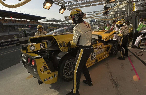 2004 Le Mans 24 Hours Le Mans France. 6th June 2004 Fellows / O'Connell / Papis (Corvette Racing Chevrolet Corvette C5-R) pitscene. World Copyright: Lewis Houghton / LAT Photographic ref: Digital Image Only / Hi res Raw available