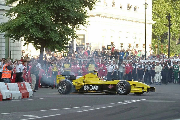 2004 Regent Street F1 Parade London, England. 6th July 2004 Nigel Mansell (Jordan Ford EJ14) entertains the watching crowds with some doughnuts. Action. World Copyright: LAT Photographic ref: Digital Image Only
