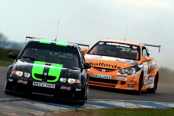 2005 British Touring Car Championship (BTCC) Donington Park, England. 9th-10th April 2005 Collard takes 2nd from Neal. World Copyright:Malcolm Griffiths / LAT Photographic ref:Digital Image Only