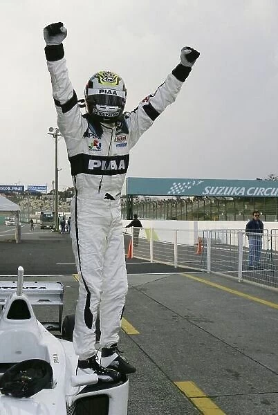 2005 Formula Nippon Championship Suzuka, Japan. 27th November 2005 Race winner Andre Lotterer (PIAA Nakajima), 1st positon, celebrates. World Copyright: Yasushi Ishihara  /  LAT Photographic ref: 2005FN_R9_005