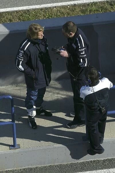 2005 Formula One Testing Jerez, Spain. Day 9 16th December 2005 Nico Rosberg, Williams FW27C Cosworth talks to team members. World Copyright: Andrew Ferraro  /  LAT Photographic Digital Image Only