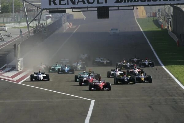 2005 GP2 Series - Bahrain: Ernesto Viso leads the field away from the start. Action