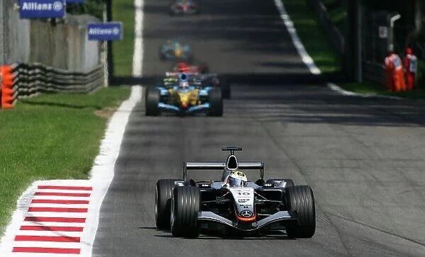 2005 Italian Grand Prix - Sunday Race, Monza, Italy. 4th September 2005 Juan Pablo Montoya, McLaren Mercedes MP4-20 leads Fernando Alonso, Renault R25 and the rest of the field. Action