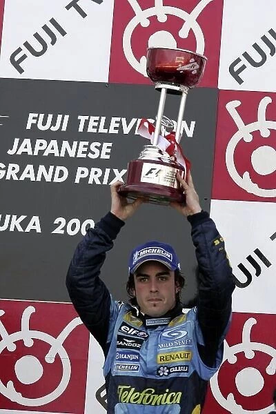 2005 Japanese Grand Prix Sunday Race, Suzuka, Japan. 9th October 2005 Race podium - Fernando Alonso, Renault R25 (3rd position), lifts his trophy. World Copyright: Lorenzo Bellanca / LAT Photographic ref
