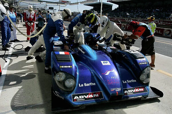 2005 Le Mans 24 Hours Le Mans, France. 17th - 18th June Alex Frei (CH) / Dominik Schwager (D) / Christian Vann (GB) (no 12 Courage-Judd C60-H, Courage Competition) has a pit stop for a driver change. Action