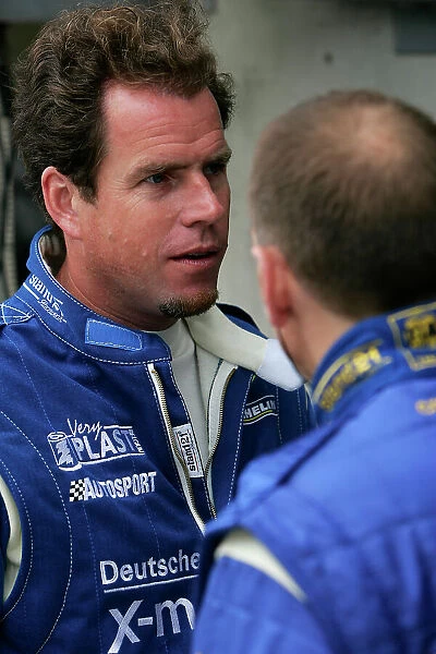 2005 Le Mans Test Day. 5th June 2005. Le Mans, France. B. Verdon-Roe (GBR) talks to A. Wallace (GBR) World Copyright: Peter Spinney / LAT Photographic. Ref: Digitqal Image Only