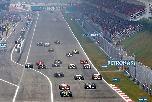 2005 Malaysian Grand Prix. Sepang, Kuala Lumpur, Malaysia. 18th - 20th March. Fernando Alonso, Renault R25 leads the field down to the first corner. Action. World Copyright: Charles Coates / LAT Photographic ref: 35mm Image only: A30