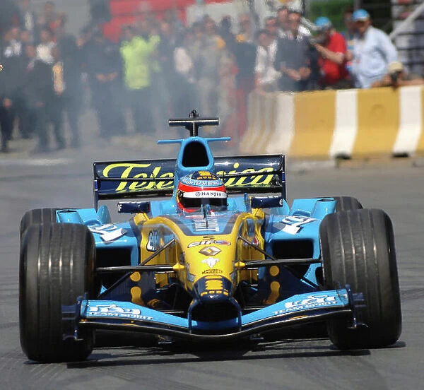 2005 Renault F1 Team Istanbul Demonstration Istanbul, Turkey. 15th May 2005 Fernando Alonso demonstartes the Renault R25 to the gathered crowds. Photo: RenaultF1 ref: Digital Image Only