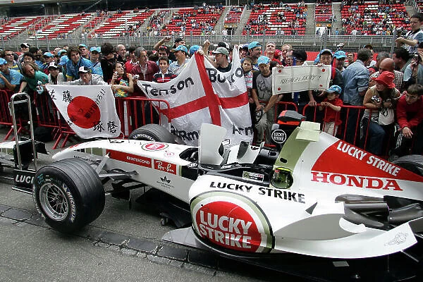 2005 Spanish Grand Prix - Thursday Preview Circuit de Catalunya, Barcelona, Spain. 5th - 8th May. Jenson Button's Barmy Army take a close look at the BAR Honda 007