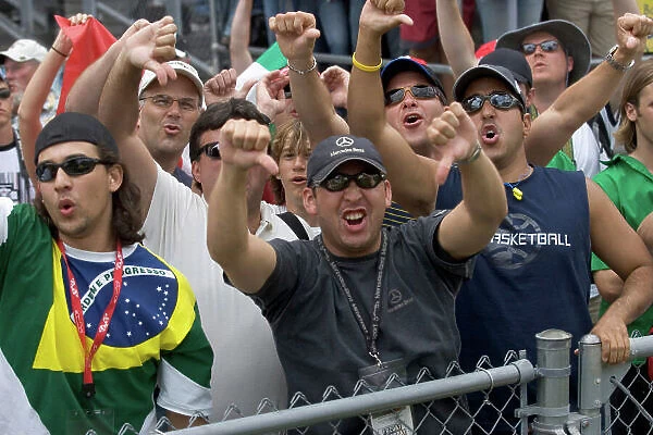 2005 United States Grand Prix - Sunday Race, Indianapolis, USA. 19th June 2005 American race fans react angrily to as the teams running Michelin tyres withdraw from therace on the parade lap