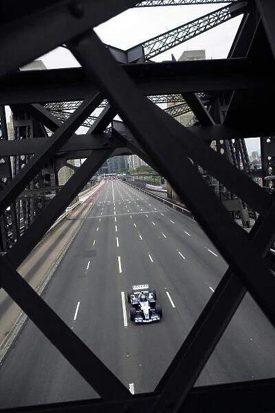 2005 Williams Sydney Bridge Demonstration Sydney, Australia. 27th February 2005 Mark Webber demonstrates the Willaims F1 BMW FW27 to the people of Sydney, as he has a series of runs over the famous Sydney Bridge