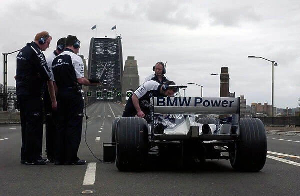 2005 Williams Sydney Bridge Demonstration Sydney, Australia. 27th February 2005 Mark Webber demonstrates the Willaims F1 BMW FW27 to the people of Sydney, as he has a series of runs over the famous Sydney Bridge