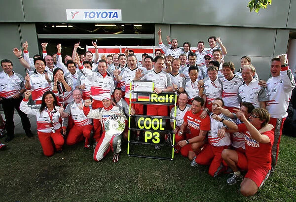 2006 Australian Grand Prix - Sunday Race, Albert Park, Melbourne. Australia. Ralf Schumacher, Toyota TF106, 3rd position, celebration with the team, portrait