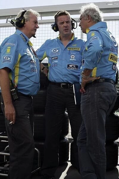 2006 Japanese Grand Prix - Saturday Qualifying Suzuka, Japan. 5th - 8th October 2006 Pat Symonds, Rod Nelson and Flavio Briatore, discuss qualifying for the two Renault's