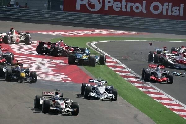 2006 Turkish Grand Prix - Sunday Race Istanbul Park, Istanbul, Turkey. 24th - 27th August. Jenson Button, Honda RA106, 4th position, and Robert Kubica, Sauber F1.06-BMW, 12th position, return to the track after the start