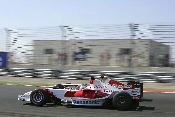 2006 Turkish Grand Prix - Sunday Race Istanbul Park, Istanbul, Turkey. 24th - 27th August. Jarno Trulli, Toyota TF106B, 9th position, defends against Rubens Barrichello, Honda RA106, 8th position, at the hairpin