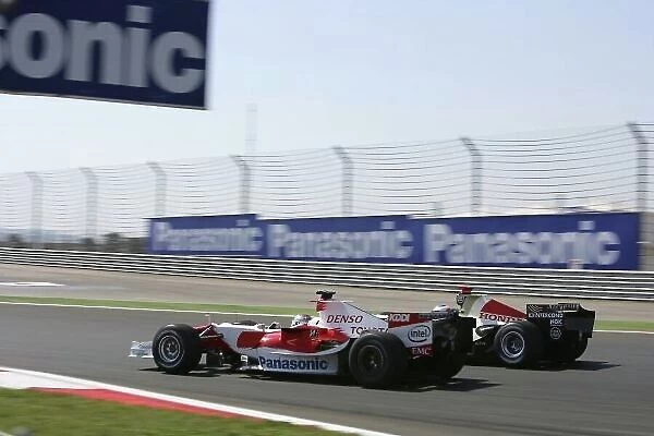 2006 Turkish Grand Prix - Sunday Race Istanbul Park, Istanbul, Turkey. 24th - 27th August. Jarno Trulli, Toyota TF106B, 9th position, defends against Rubens Barrichello, Honda RA106, 8th position, at the hairpin