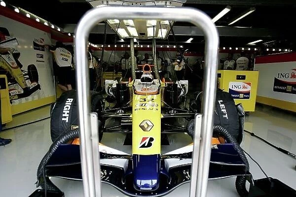 2007 Formula One Testing. Monza, Italy. 28th, 29th and 30th August 2007. Nelson Piquet Jr (Renault R27) in the garage. Portrait. World Copyright: Drew Gibson / LAT