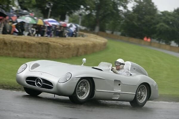 2007 Goodwood Festival of Speed, Goodwood Estate, West Sussex, UK. 22nd - 24th June 2007. Stirling Moss, Mercedes Benz 300SLR. World Copyright: Gary Hawkins / LAT Photographic Ref: Digital Image only
