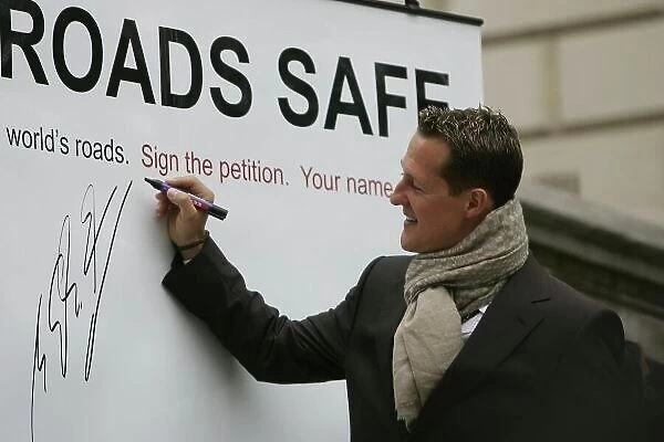 2007 Make Roads Safe Campaign. Westminster, London. 23rd April 2007. Michael Schumacher backs the Make Roads Safe campaign. World Copyright: Andrew Ferraro / LAT Photographic. Digital Image:_F6E9983