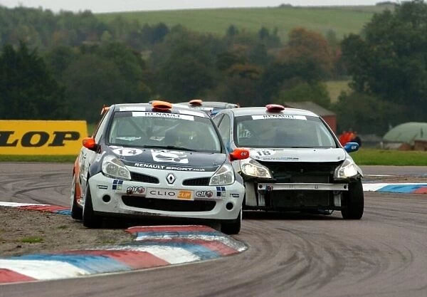 2007 Renault Clio Cup Thruxton 13th  /  14th October 2007 Ed Pead leads damaged Mark