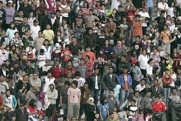 2008 GP2 Asia Series. Sunday Race. Round 2 - Sentul International Circuit, Indonesia. Sunday 17th February. The crowd watch the race. Atmosphere. World Copyright: Alastair Staley / GP2 Series Media Service ref:__MG_7940.jpg