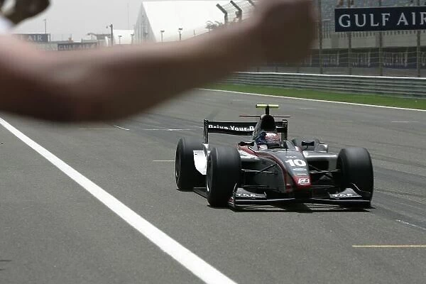 2008 GP2 Asia Series. Sunday Race. Bahrain International Circuit. Sakhir, Bahrain. 6th April. Kamui Kobayashi (JPN, Dams) crosses the line to take victory. Action