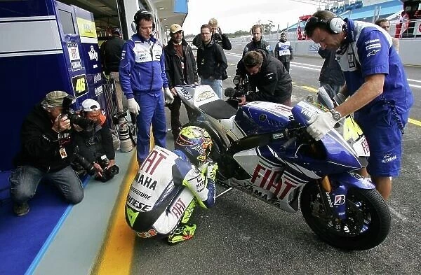 2008 Moto GP Championship Estoril, Portugal. 12th - 13th April 2008 Valentino Rossi Fiat Yamaha Team goes through his pre-riding ritual before Free Practice 1. World Copyright: Martin Heath / LAT Photographic ref: Digital Image Only