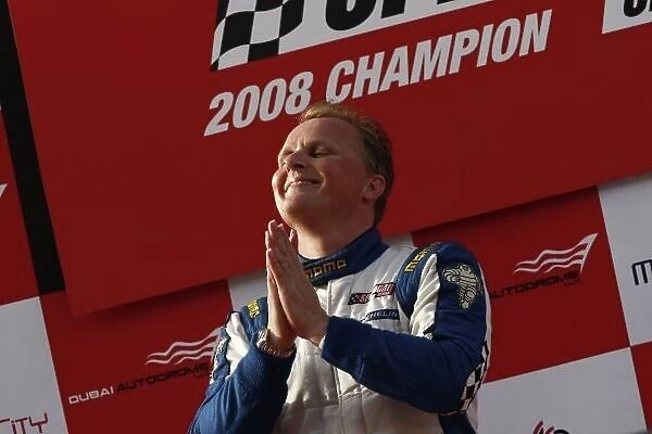 2008 Speedcar Series Round 5. Dubai. Dubai Autodrome. 11-12th April. Johnny Herbert Speedcar Champion on the podium. World Copyright: Andrew Ferraro / LAT Photographic ref: _H0Y7883.jpg