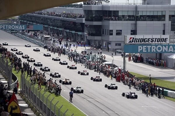 2009 Malaysian Grand Prix - Sunday: The Mechanics and team members move aside before the cars start the formation lap. Atmosphere