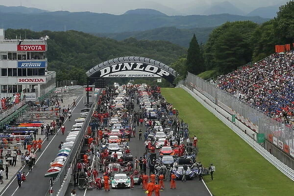 2014 Japanese Super GT Series. Sugo, Japan. 19th - 20th July 2014. Rd 4. GT500 - The grid before the start, Atmosphere. World Copyright: Yasushi Ishihara  /  LAT Photographic. Ref: 2014SGT_Rd4_002.JPG