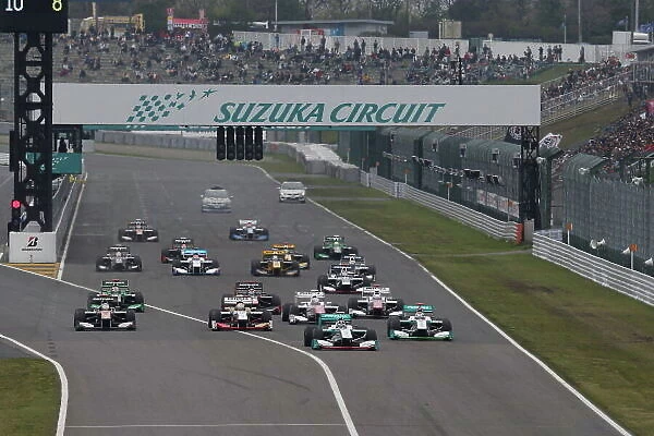 2015 Super Formula Series. Suzuka, Japan. 18th - 19th April 2015. Rd 1. Start of the race action. World Copyright: Masahide Kamio / LAT Photographic. Ref: 2015SF_Rd1_001