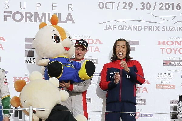 2016 Japanese Super Formula. Suzuka, Japan. 29th - 30th October 2016. Rd 7. Race 2 - Winner Stoffel Vandoorne ( #41 DOCOMO DANDELION M41S SF14 ) podium, portrait. World Copyright : Yasushi Ishihara  /  LAT Photographic. Ref : 2016SF_Rd7_SUZUKA_024