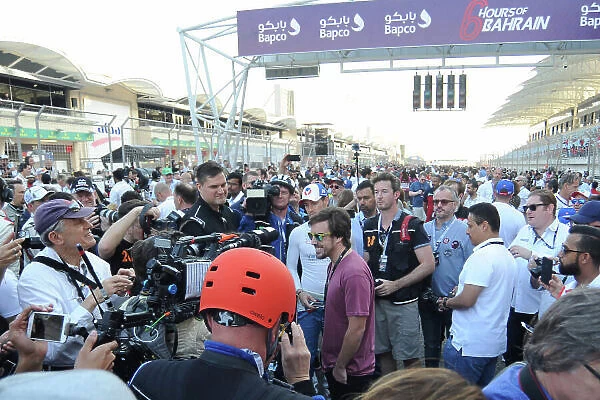 2017 FIA World Endurance Championship, Bahrain International Circuit, Bahrain. 16th-18th November 2017, Fernando Alonso (SPA) on the grid in Bahrain World Copyright. JEP / LAT Images