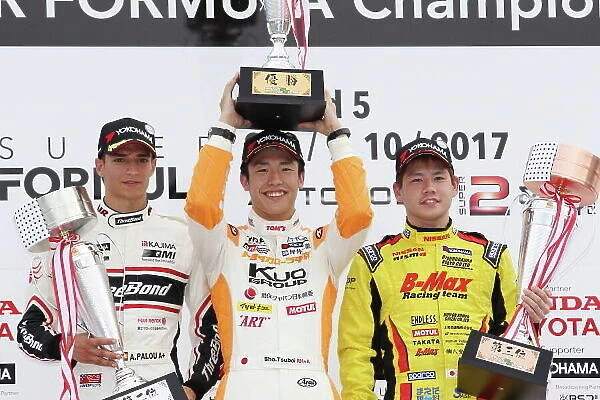 2017 Japanese Formula 3 Championship Autopolis, Japan. 8th - 9th September 2017. Rd 17 & 18. inner Sho Tsuboi ( #1 Corolla Chukyo Kuo TOM'S F317 ) 2nd position Alex Palou ( #12 ThreeBond Racing with DRAGO CORSE)