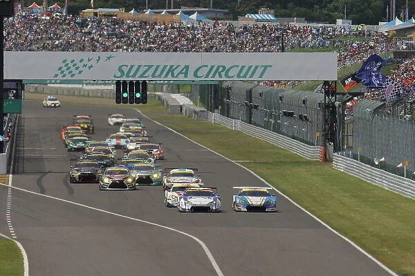 2017 Japanese Super GT Series. Suzuka, Japan. 26th - 27th August 2017. Rd 6. GT300 Start of the race action World Copyright: Yasushi Ishihara  /  LAT Images. Ref: 2017SGT_Rd6_012
