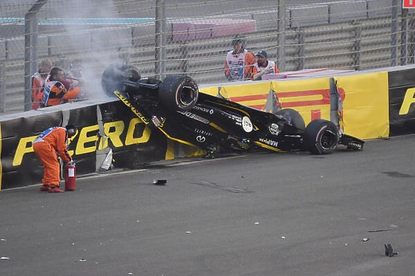 2018 Abu Dhabi GP: YAS MARINA CIRCUIT, UNITED ARAB EMIRATES - NOVEMBER 25: Nico Hulkenberg, Renault Sport F1 Team R.S. 18 upside down after crashing