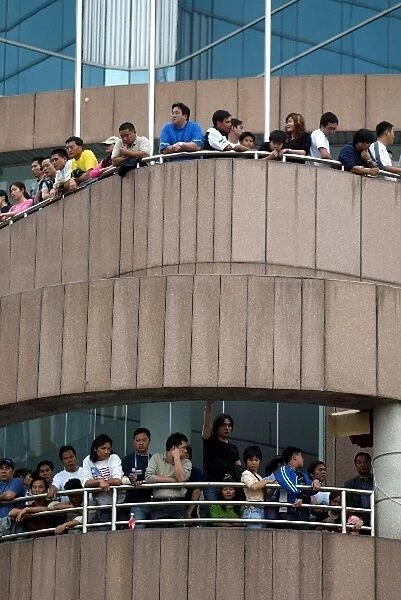 50th Macau Grand Prix: The Macanese people take advantage of the high buildings to watch the grand prix